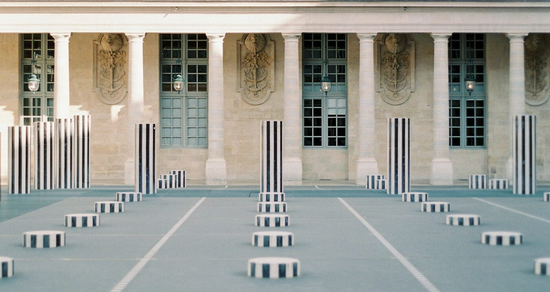 Gouvernement des juges du conseil constitutionnel et du conseil d'état colonnes Buren du Palais Royal